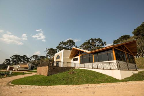 a house on the side of a road at Hotel Boutique Vinícola Araucária by Slaviero Hotéis in São José dos Pinhais