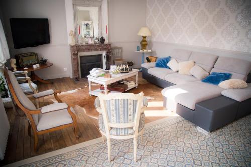 Villers-sous-Châtillon的住宿－Domaine La Garence，客厅配有沙发和桌子