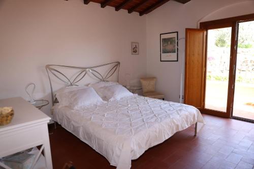 1 dormitorio con 1 cama con edredón blanco en Bed and Berli, en Sesto Fiorentino