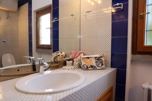 La salle de bains est pourvue d'un lavabo et d'un miroir. dans l'établissement Bed and Berli, à Sesto Fiorentino