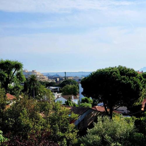 une vue d'une ville avec des arbres et des bâtiments dans l'établissement Grand studio localisation idéale, à Antibes