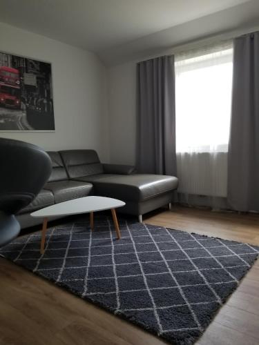 - un salon avec un canapé et un tapis dans l'établissement Apartment Sesamstraße, à Brême