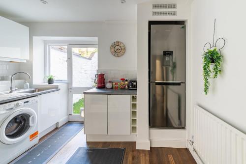 Η κουζίνα ή μικρή κουζίνα στο Specious Bright Flat with Garden in Central London