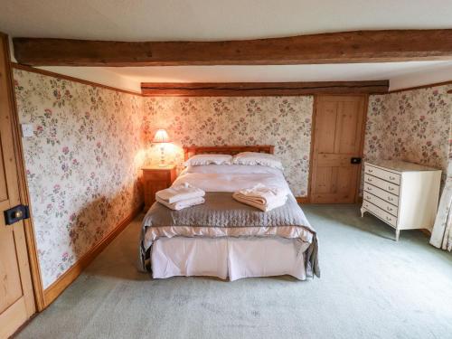 En eller flere senge i et værelse på Old Hall Farm