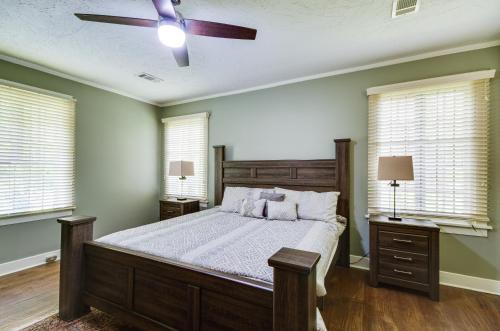 Schlafzimmer mit einem Bett und einem Deckenventilator in der Unterkunft Cozy Jackson Vacation Rental Less Than 1 Mi to University in Jackson