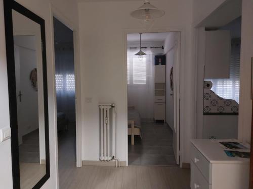 une cuisine avec un couloir menant à une salle à manger dans l'établissement Cozy Lemon Menton, à Menton