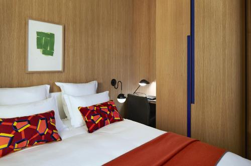 Ένα ή περισσότερα κρεβάτια σε δωμάτιο στο Hôtel du Ministère