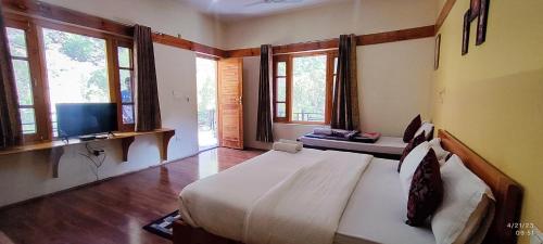 Gallery image of Tirthan Grand Riverside in Banjār