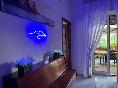 a living room with a purple wall with a piano at Terra mia in Naples