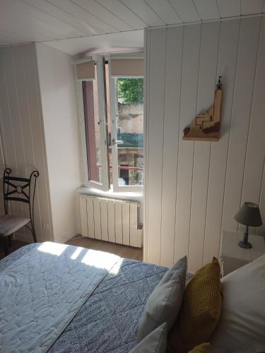 une chambre avec un lit et une fenêtre dans l'établissement Les Insolites de Champeix, à Champeix