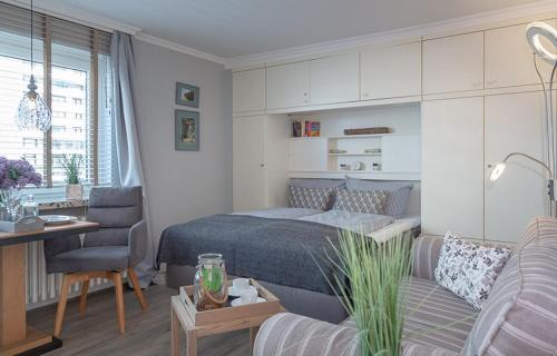 - une chambre avec un lit, un bureau et un canapé dans l'établissement Ad5 409 Monis Beachhouse, à Westerland