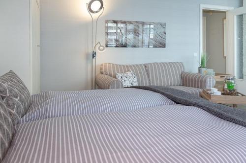 - un salon avec un lit et un canapé dans l'établissement Ad5 409 Monis Beachhouse, à Westerland