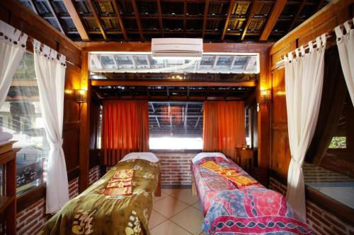 سرير أو أسرّة في غرفة في سبا وفيلا بوتو بالي