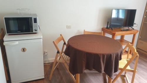  Residencia Aldosa -  Room  picture :   Shower    Bath    TV                           