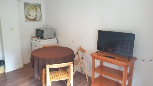  Residencia Aldosa -  Room  picture :   Shower    Bath    TV                           