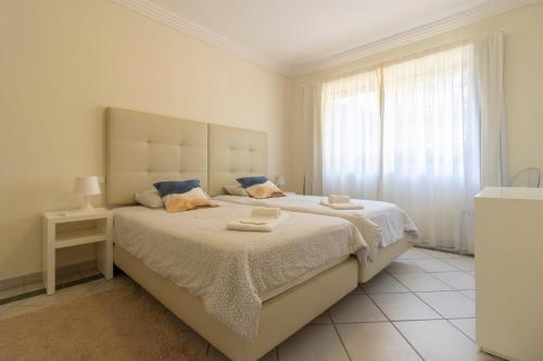 um quarto com uma cama grande com duas toalhas em Charming Villa Albufeira em Albufeira