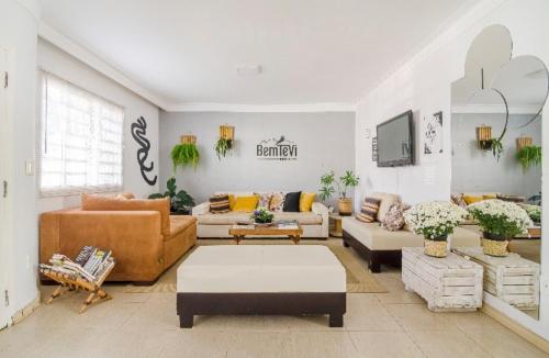 un ampio soggiorno con divani e TV di Pousada Bem te vi a Bragança Paulista