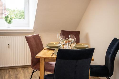 a dining room table with wine glasses on it at Wohnung für 4 Gäste in Laatzen Messe- und Citynah in Hannover