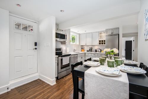 Kitchen o kitchenette sa Gorgeous 4-Bedroom Garden Level Suite at Vancouver West
