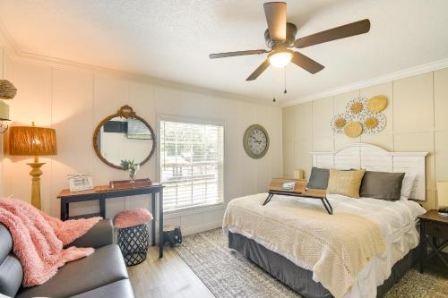 1 dormitorio con 1 cama y ventilador de techo en Adorable Studio about 1 Mi to Cherry Grove Beach!, en Myrtle Beach