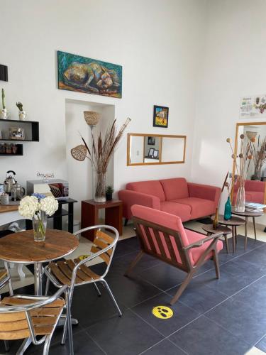 - un salon avec un canapé rouge et une table dans l'établissement Hotel Alicante, à Tunja