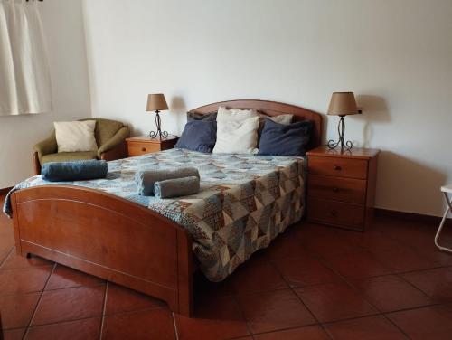 um quarto com uma cama grande e 2 mesas de cabeceira em Costa do Moinho em Longueira