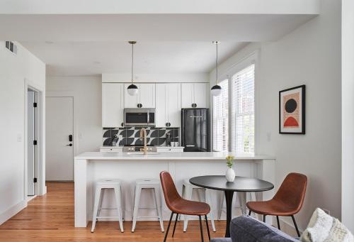 a kitchen with a table and chairs in a room at Kasa Studio Revival Atlanta in Atlanta
