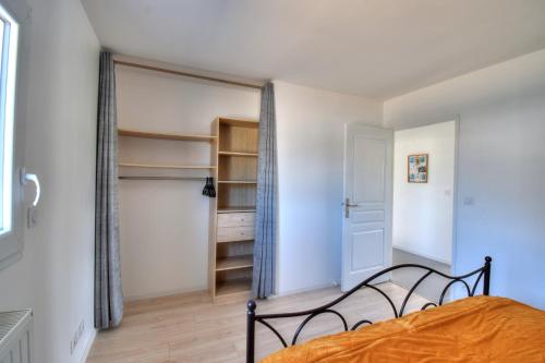 - une chambre avec un lit et un placard dans l'établissement Maison de plain-pied 