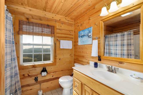 un bagno in legno con lavandino e servizi igienici di Lookout Place a Boone