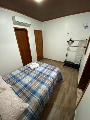 Ένα ή περισσότερα κρεβάτια σε δωμάτιο στο Kitnet aconchegante próximo à Praia do Forte