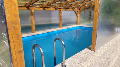Staré Město的住宿－Mega Chalupa MAX，蓝色的木甲板下的游泳池