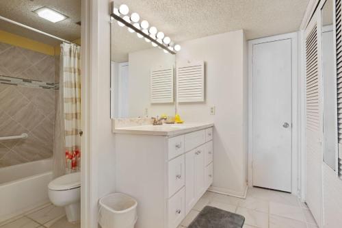 Koupelna v ubytování 329 El Matador by Alicia Hollis Realtor Rentals - Open April 1st