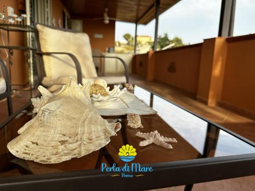 ein Zimmer mit einem Tisch, einem Stuhl und einem Tisch sidx sidx in der Unterkunft Perla di Mare in Siculiana