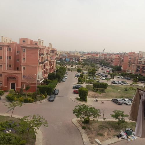 widok z powietrza na parking w mieście w obiekcie الشيخ زايد .روضه زايد w mieście Kafr Abū ʼumaydah