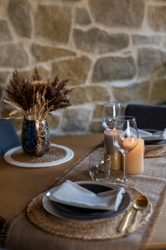 una mesa con platos y copas de vino. en Le Spalace, en Spa