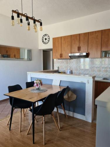 Η κουζίνα ή μικρή κουζίνα στο Apartman Roza 2