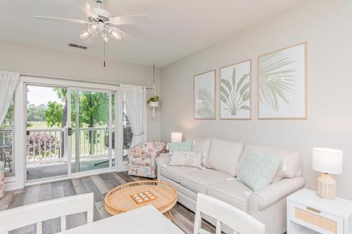Istumisnurk majutusasutuses The Salty Fairway, Golf Course Condo with Resort Style Pool, 5 Miles from Beach, Fully updated