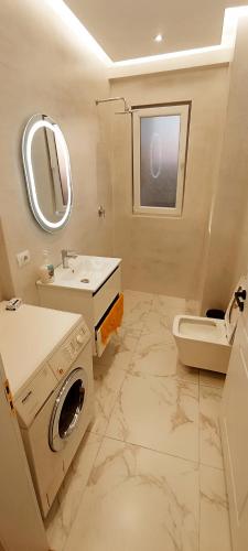 Bilik mandi di Old Train Apartment