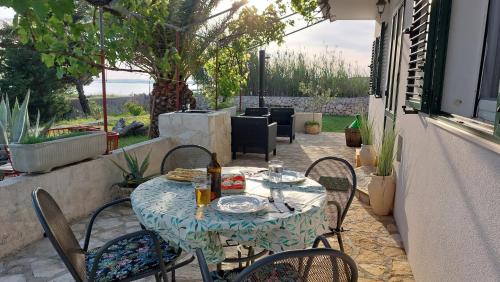 a table and chairs sitting on a patio at Haus Fernweh in Rtina