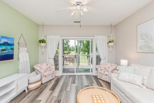 Istumisnurk majutusasutuses The Salty Fairway, Golf Course Condo with Resort Style Pool, 5 Miles from Beach, Fully updated