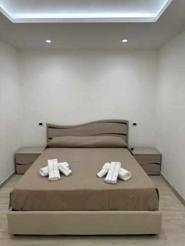 een slaapkamer met een bed met twee handdoeken erop bij la dimora san marciano in LʼAquila