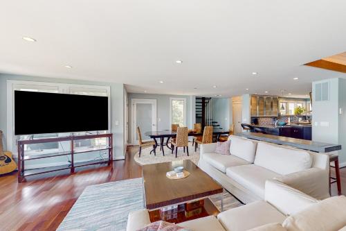 a living room with a large flat screen tv at Taids Inn in Odenton