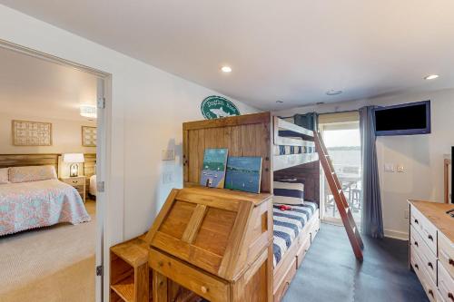 Odenton的住宿－Taids Inn，一间卧室配有一张双层床和一张双层床。
