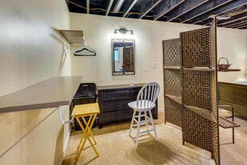 eine Küche mit einer Theke und einem Stuhl in einem Zimmer in der Unterkunft Durham Vacation Rental 2 Mi to Duke University! in Durham