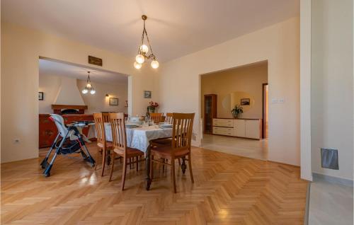 3 Bedroom Awesome Apartment In Zadar