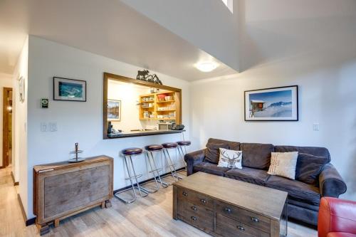 ein Wohnzimmer mit einem Sofa und einem Tisch in der Unterkunft 06SW - Fireplace - WithD - Kitchen - Sleeps 7 home in Glacier