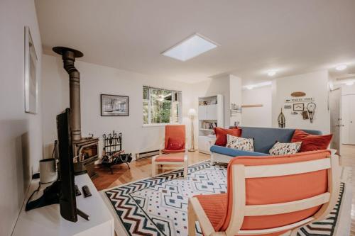 a living room with a blue couch and a tv at 30GS - BBQ - Hot Tub - Wi-Fi - Pets Okay - Sleeps 8 cabin in Glacier