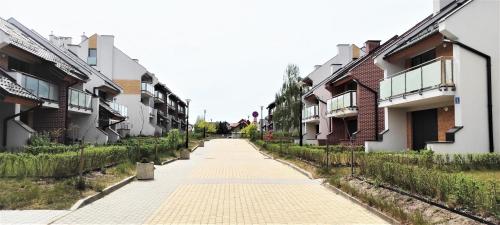 eine leere Straße in einer Stadt mit Gebäuden in der Unterkunft Apartament na Mierzei Wiślanej nad morzem in Jantar