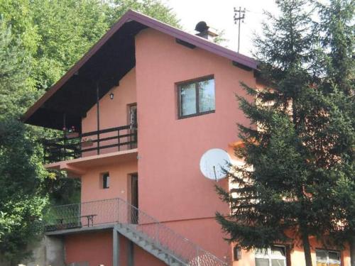 ein rosafarbenes Gebäude mit einem Vogel drauf in der Unterkunft Robyland in Visoko