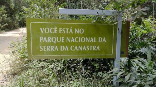 a green sign on the side of a road at Pousada Filhos da Canastra in Vargem Bonita